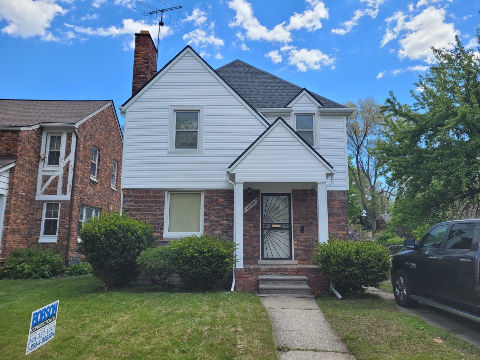 A Metro Detroit home with a new architectural shingle roof, vinyl siding and aluminum trim by Bobson Construction