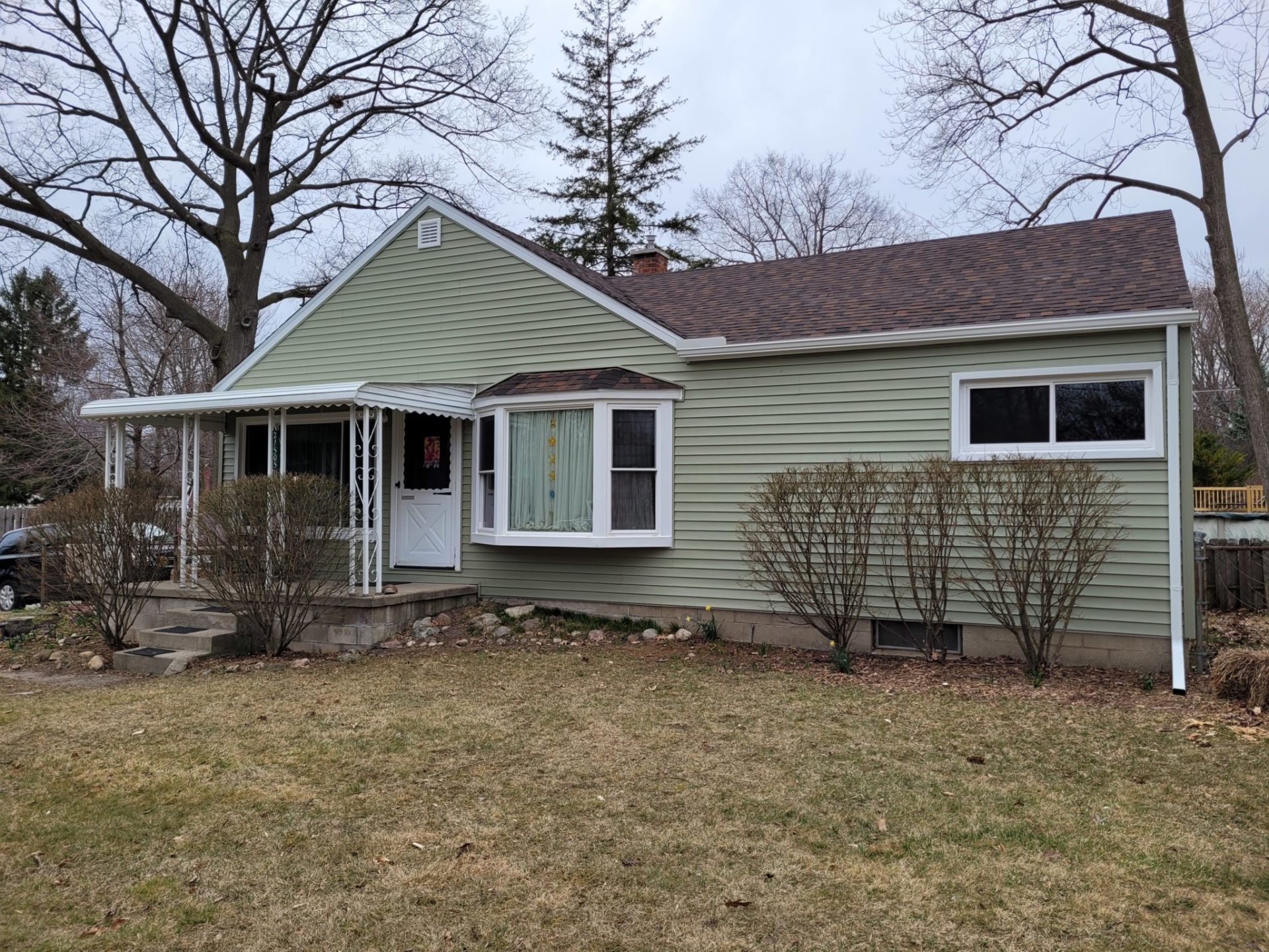 New shingled roof, vinyl siding, aluminum trim and gutters
