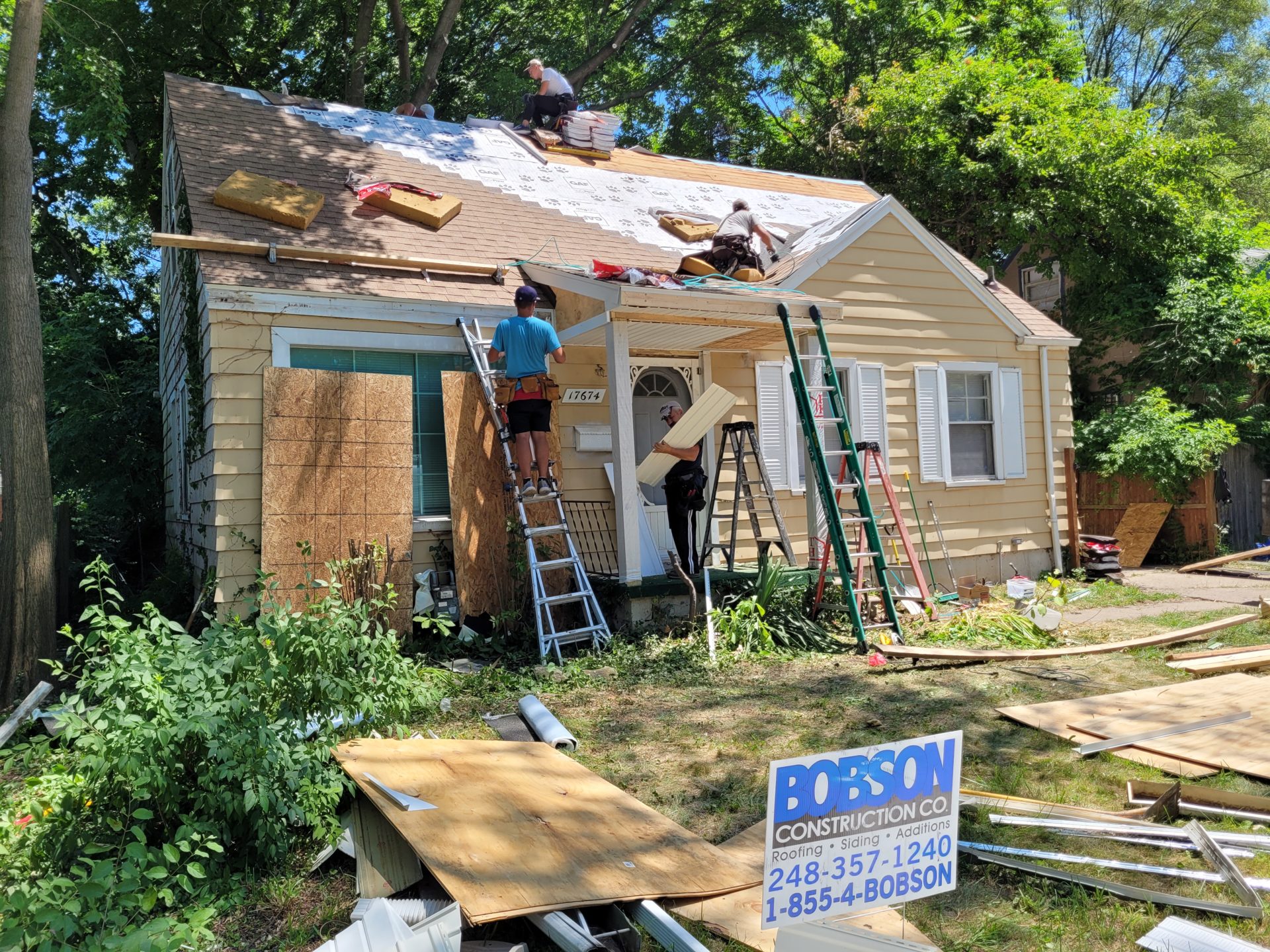 A Bobson crew installing a new architectural asphalt shingle roof